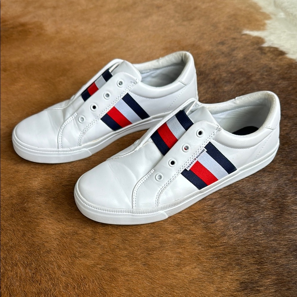 Tommy Hilfiger sneaker with slip on laceless elastic strap band detail size 7.5